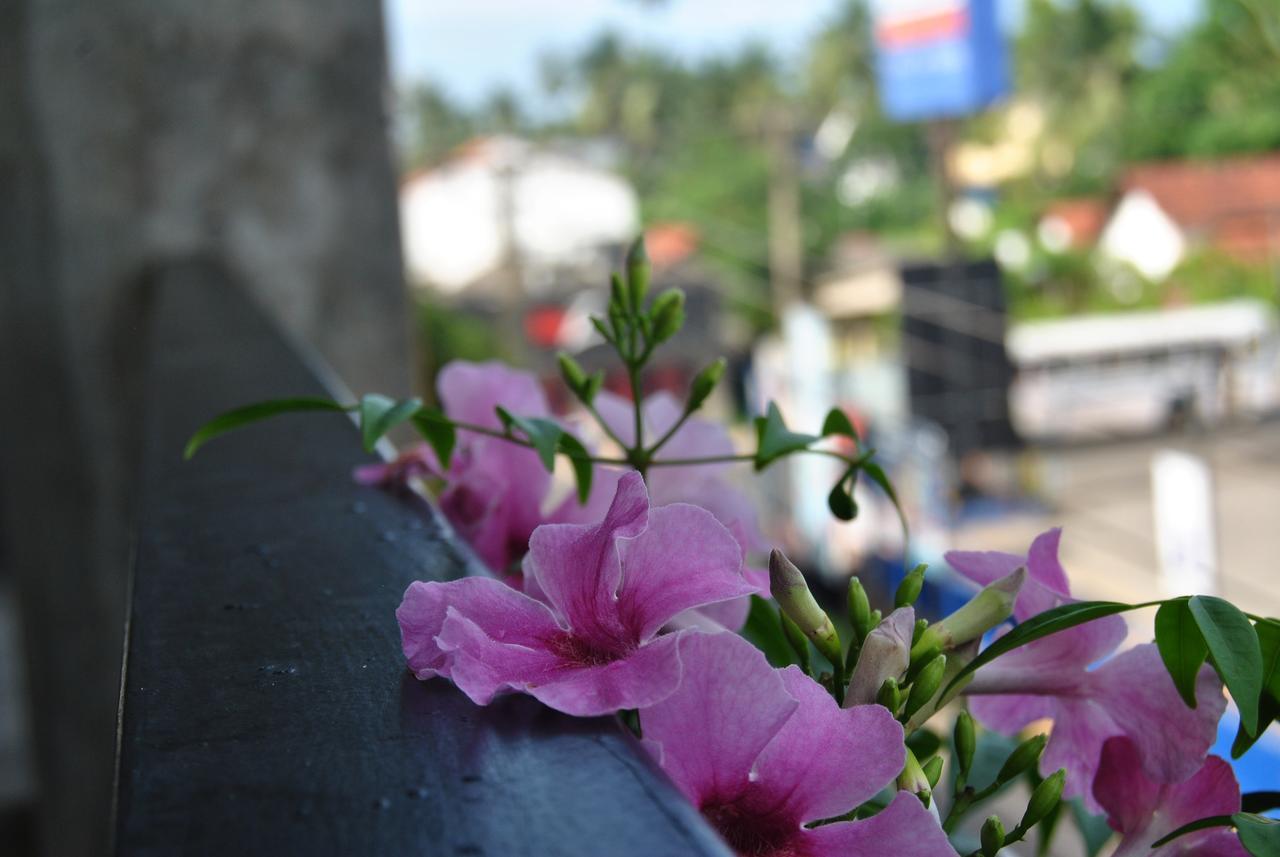 The Canoe Negombo Luaran gambar
